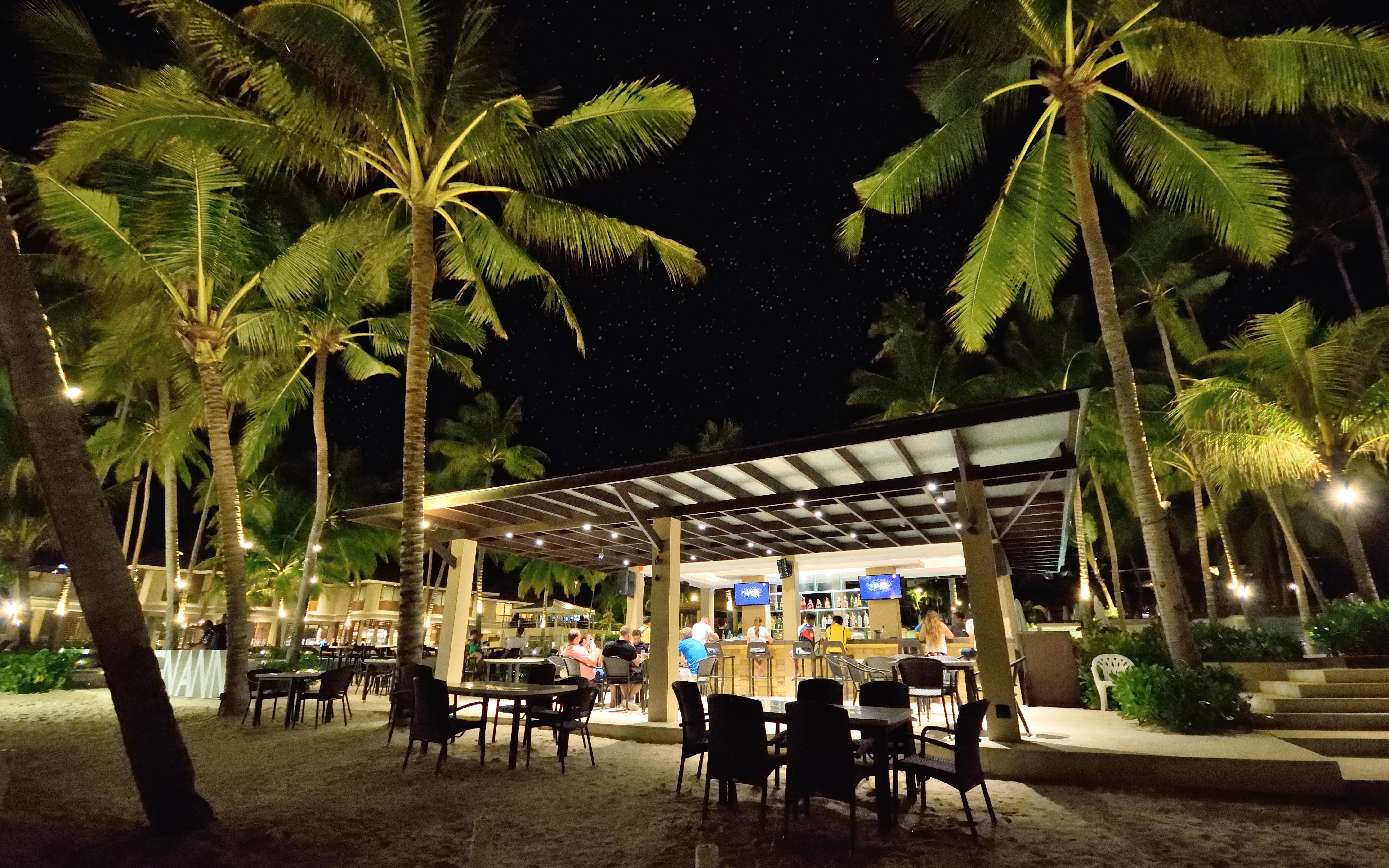 Henann Resort Alona Beach Panglao Εξωτερικό φωτογραφία The Beach Club at night