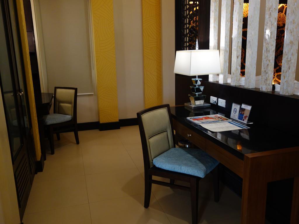 Henann Resort Alona Beach Panglao Εξωτερικό φωτογραφία A work desk in a hotel room